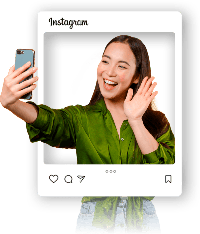 Modelo segurando celular para Instagram